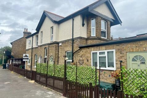 A charming semi-detached house with traditional...