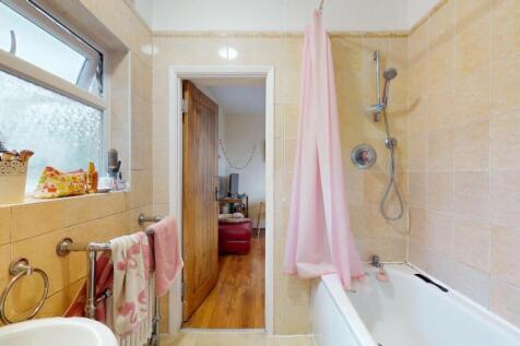 A bright and inviting bathroom suite featuring ...