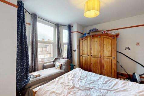 A cozy double bedroom featuring a comfortable d...