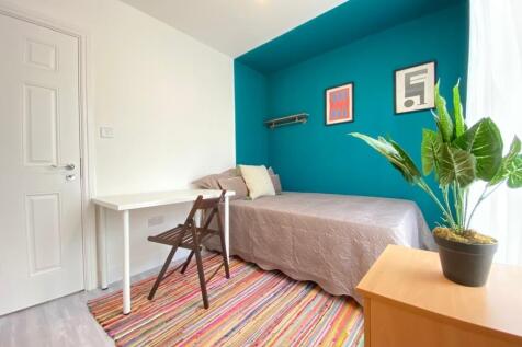 Bright and welcoming double bedroom with a pop ...