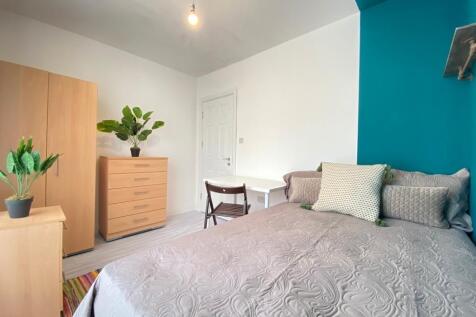 Bright and inviting double bedroom with ample n...