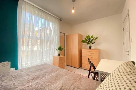 Bright and welcoming double bedroom featuring n...
