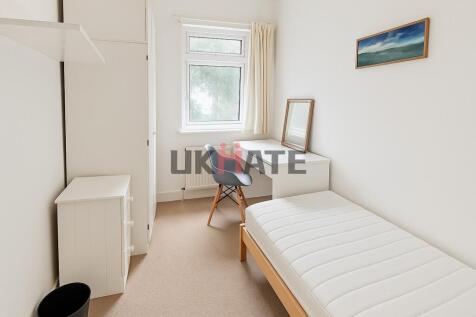 Bright and tidy single bedroom featuring a comf...