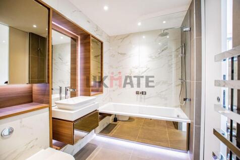 Modern and stylish bathroom featuring a spaciou...