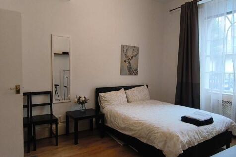 A cozy and inviting double bedroom with a comfo...