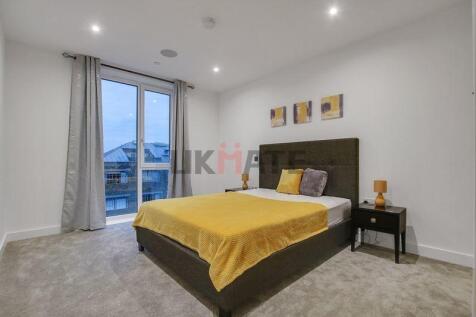 Modern and inviting double bedroom featuring a ...