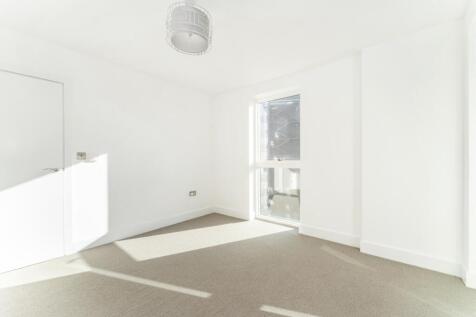 Bright and airy single bedroom featuring large ...