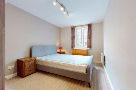 A well-maintained spacious double bedroom featu...