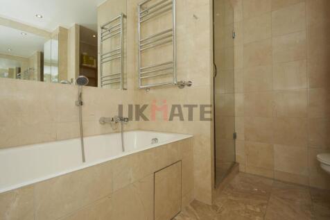 Spacious and modern bathroom suite featuring a ...