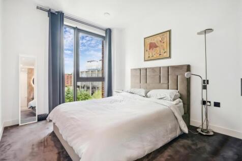 Bright and inviting double bedroom with a large...