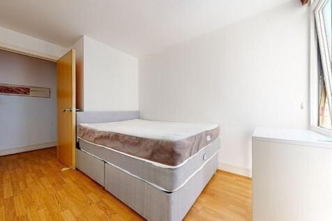 Bright, simply furnished double bedroom with wo...