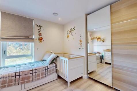 Bright and welcoming single bedroom with a larg...