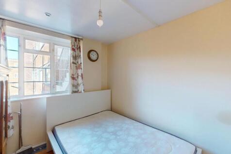Bright and cozy double bedroom with a large win...