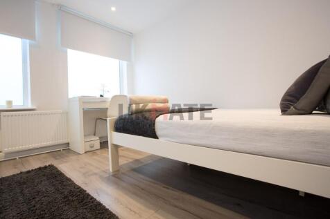 Bright and tidy single bedroom featuring a comf...