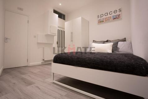 Modern and inviting double bedroom with a comfo...