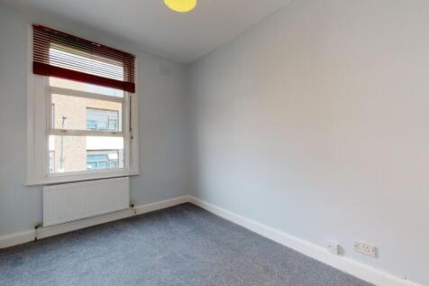 A clean, well-maintained single bedroom featuri...