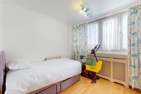 Bright and tidy double bedroom with a comfortab...