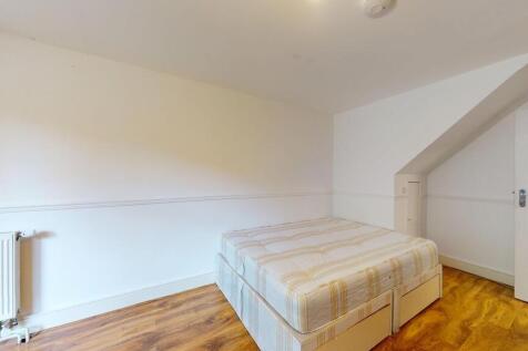 Bright and clean double bedroom with ample natu...