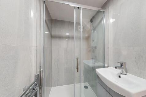 Modern and clean bathroom with a spacious walk-...
