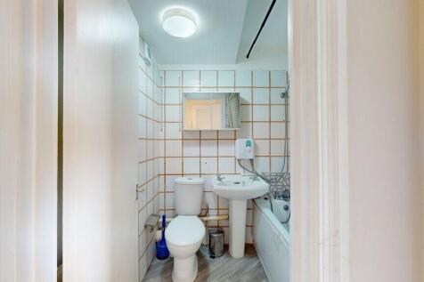Bright and clean bathroom suite featuring a ful...