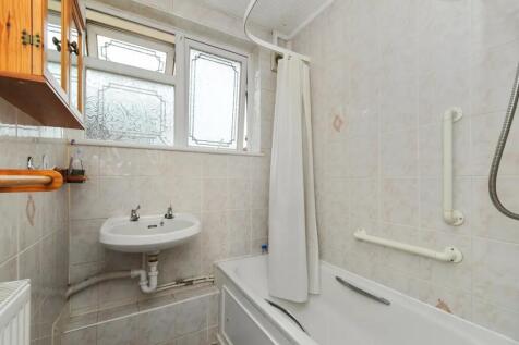 Bright and clean bathroom suite featuring a ful...