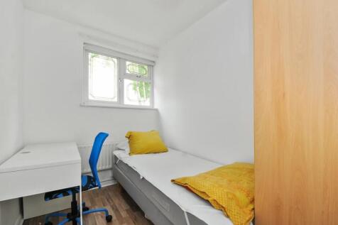 Bright and tidy single bedroom featuring a comf...