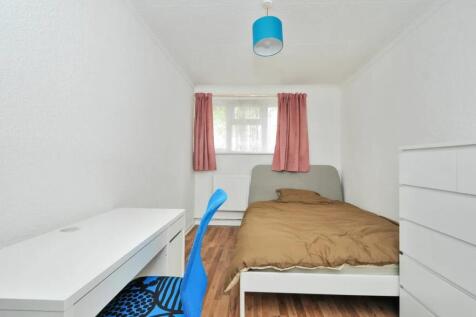 A neat and well-maintained single bedroom featu...