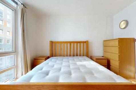 Bright, simply furnished double bedroom with a ...