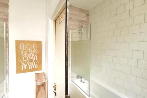 Bright and clean bathroom suite featuring a mod...