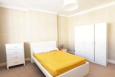 Bright and tidy double bedroom featuring a comf...