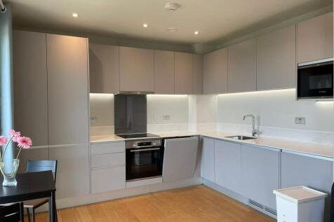 Contemporary fitted kitchen with sleek handlele...