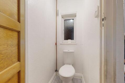 Neat and simple WC with a modern close-coupled ...