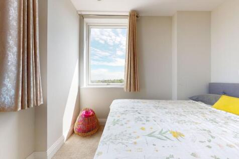 Bright, neatly presented bedroom with a comfy d...
