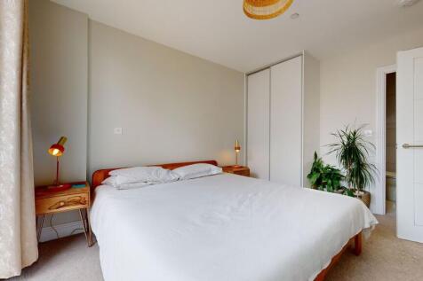 Bright, neatly presented double bedroom with a ...