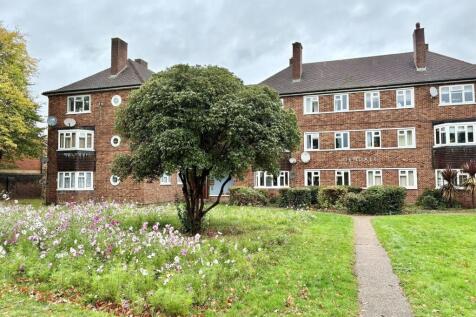 Well-maintained redbrick apartment building set...