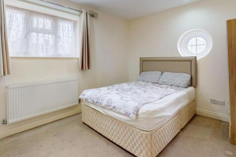 Bright, neutral double bedroom with a comfy dou...