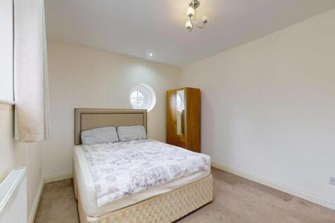 Bright double bedroom with a comfortable double...