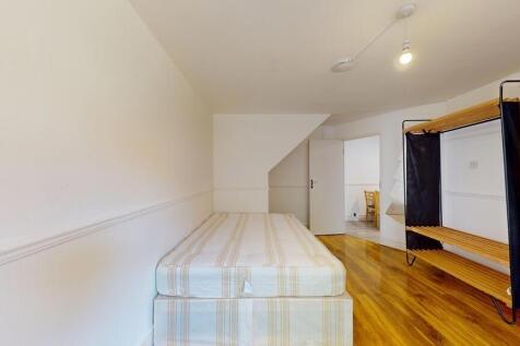 Bright, simply furnished single bedroom with ha...