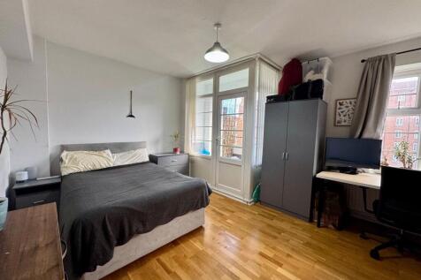 Bright, neatly presented double bedroom with a ...