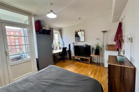 Bright, well¿appointed double bedroom with wood...