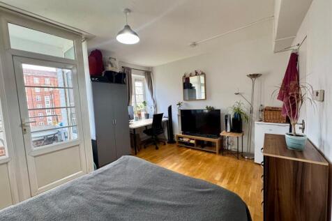 Bright, well-furnished double bedroom with a co...