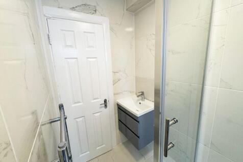 Bright modern bathroom with marble-effect tiles...