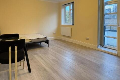 Bright, recently updated double bedroom with wo...