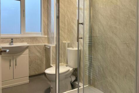 Modern, well¿kept bathroom with a walk¿in showe...