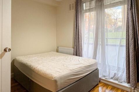 Bright, neatly presented double bedroom with la...