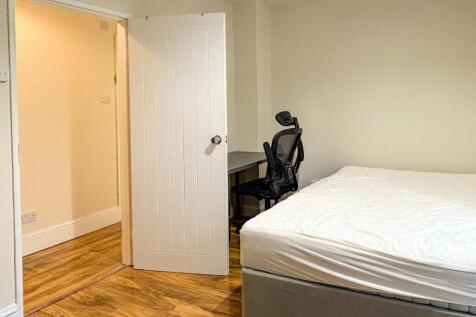 Bright, neatly presented double bedroom with fr...