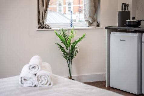 A bright and clean double bedroom featuring a s...