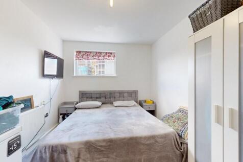 A tidy and cozy double bedroom featuring a comf...