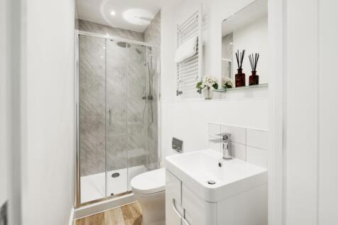 A modern and stylish bathroom featuring a spaci...