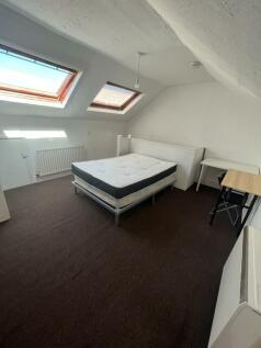 A spacious and bright large double bedroom feat...